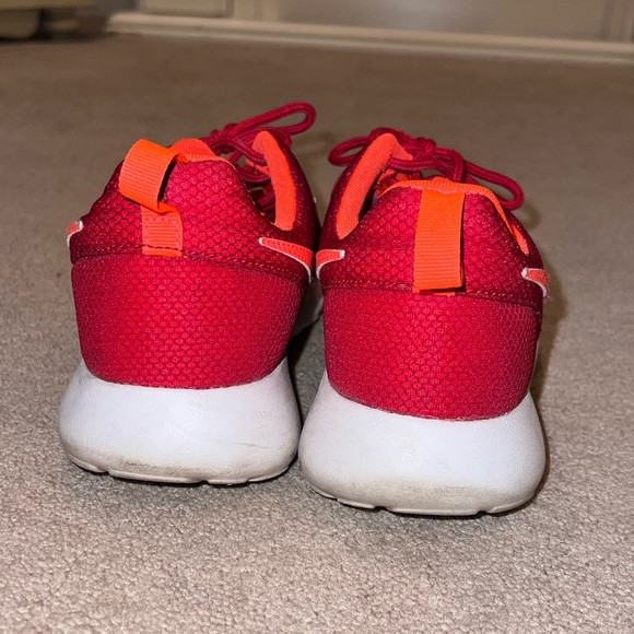 NIKE GS ROSHE RUN RED AND ORANGE - Picture 5 of 6